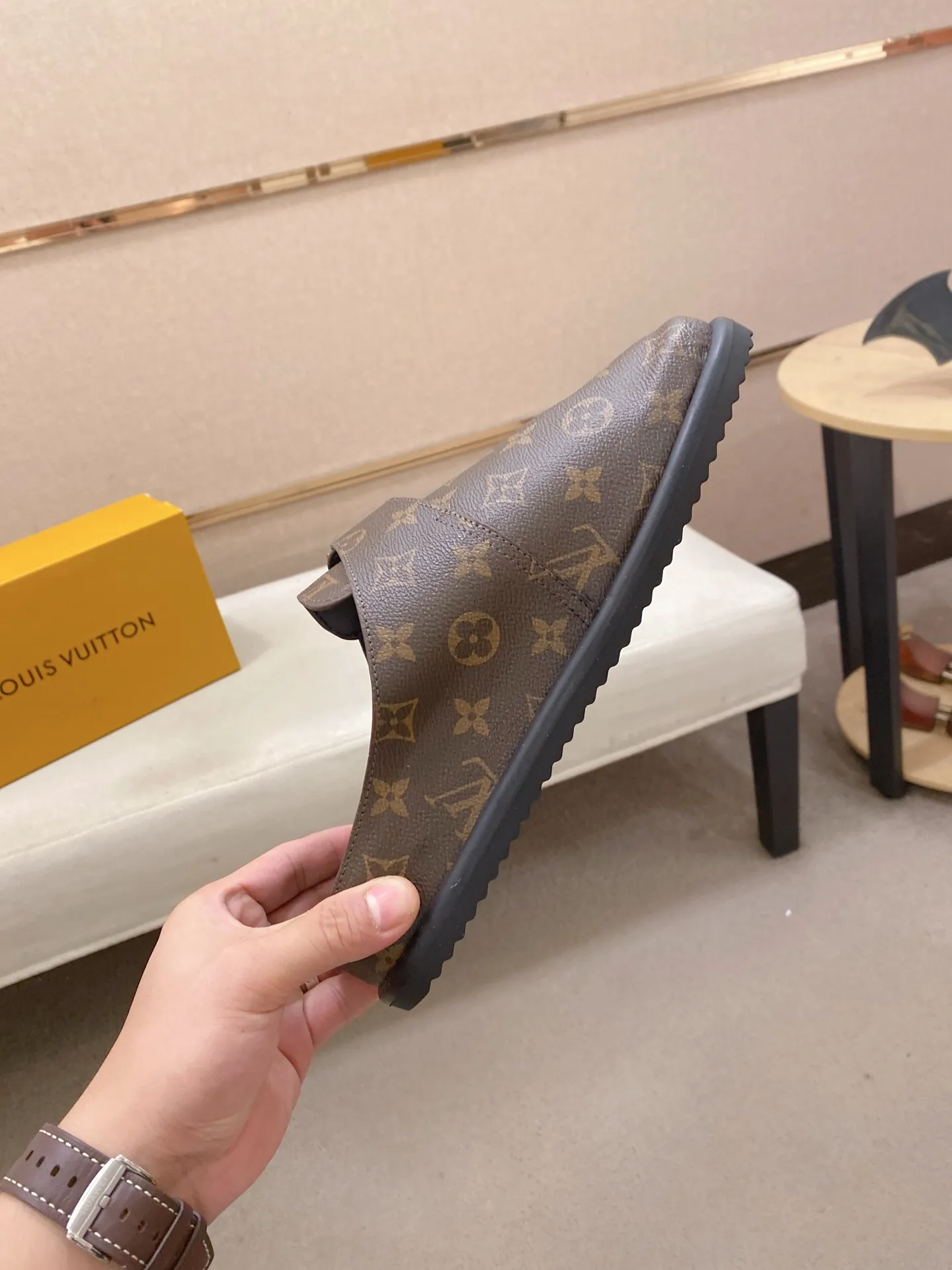 Men's shoes 💰: 360💰Made by LV🔍Top purchasing agents, men's spring and summer slippers are synchronized in the counters. The uppers are made of imported materials from Italy with logo graphics and high-quality craftsmanship. The soles: original soles specially provided by the original factory. The exclusive movable molded soles are super comfortable. Original goods follow the order, 🔍🔍high quality, you can enter and exit the counter at will. Welcome to compare, code number 38-44.